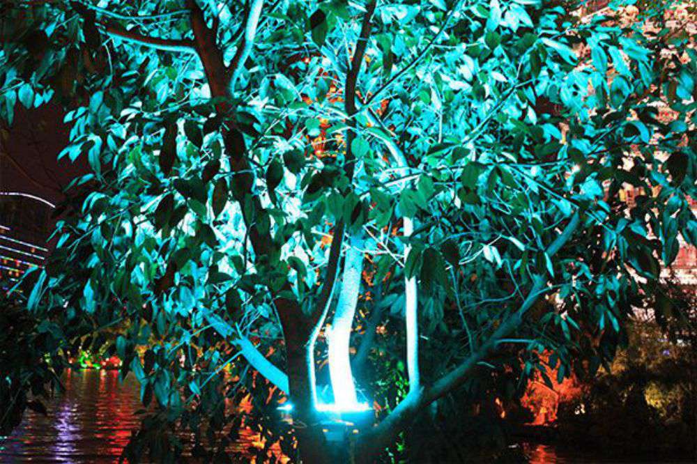 和记官网照明的RGB投光灯用在海内景观亮化项目